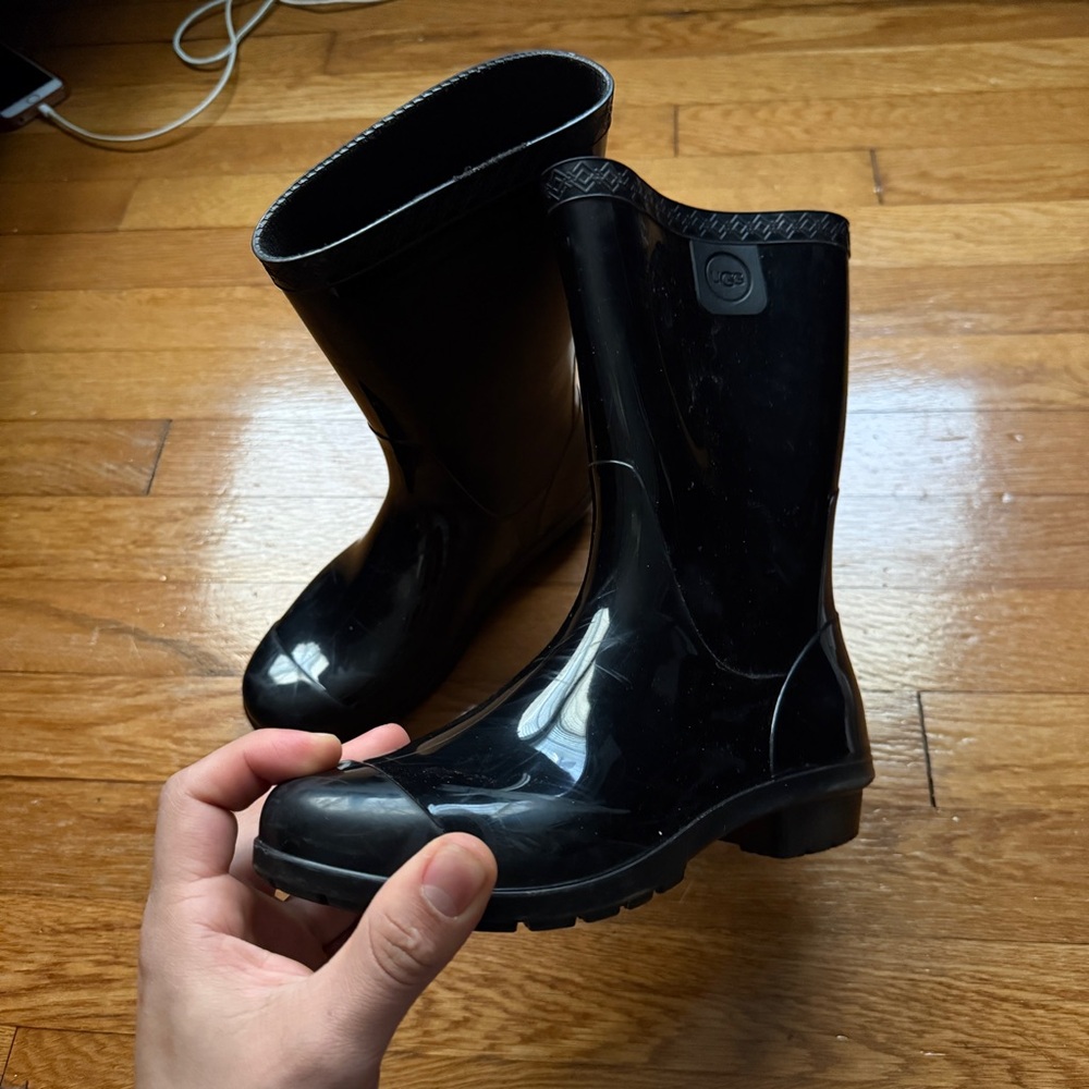 Girls Waterproof Ugg Boots - Picture 4 of 7